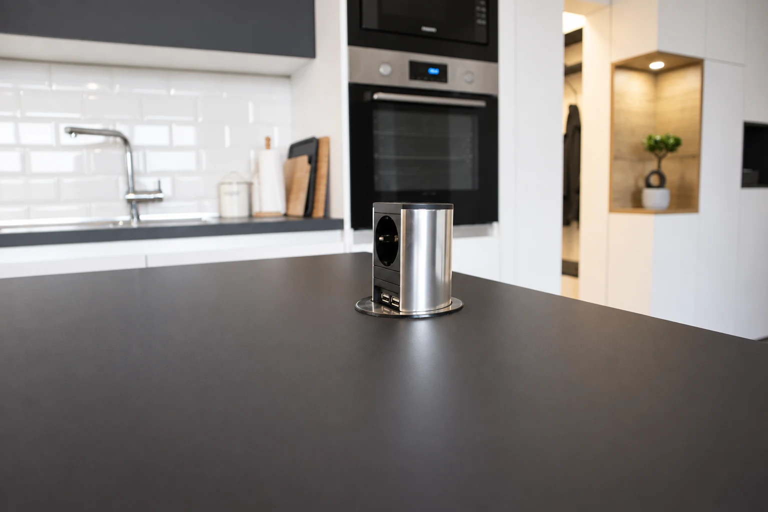 Pop-up socket in the worktop