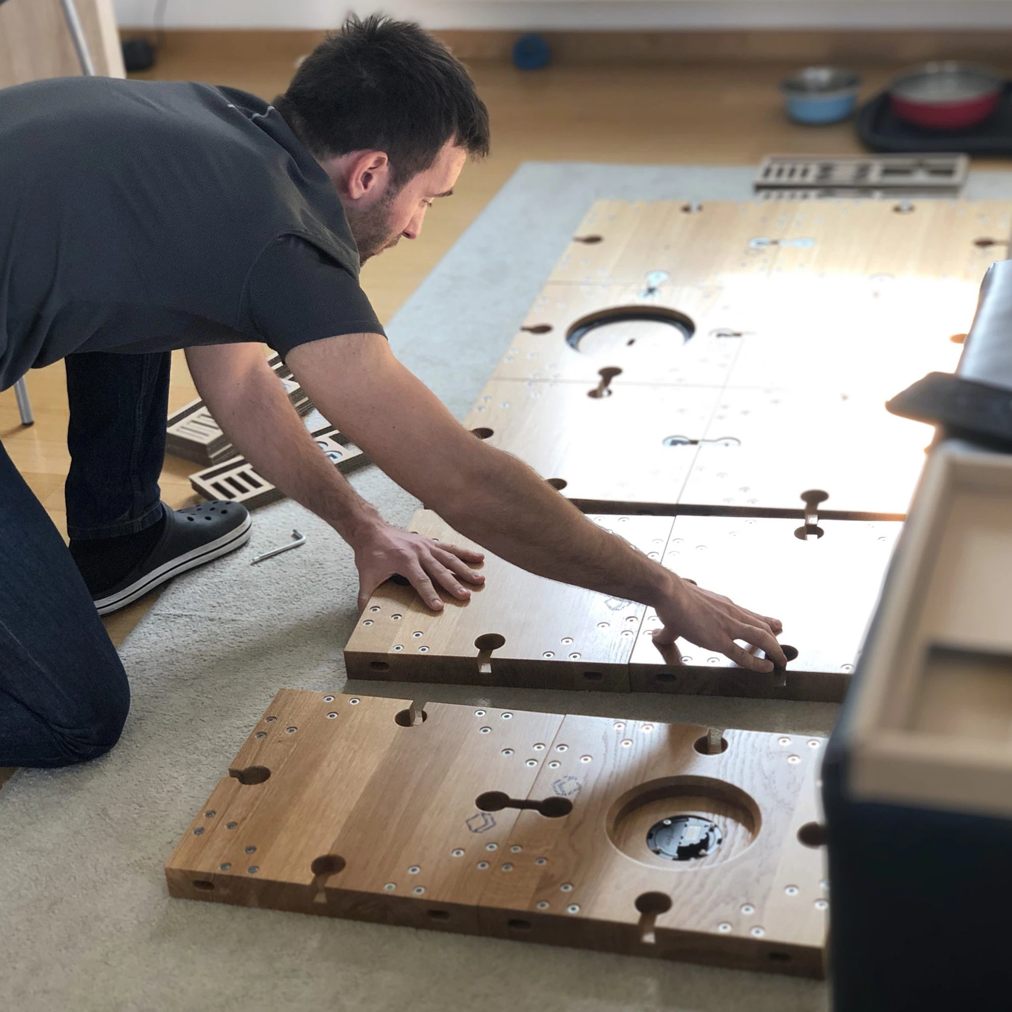 Kupac spaja hrastove module, s vidljivim spojevima na donjoj strani plohe