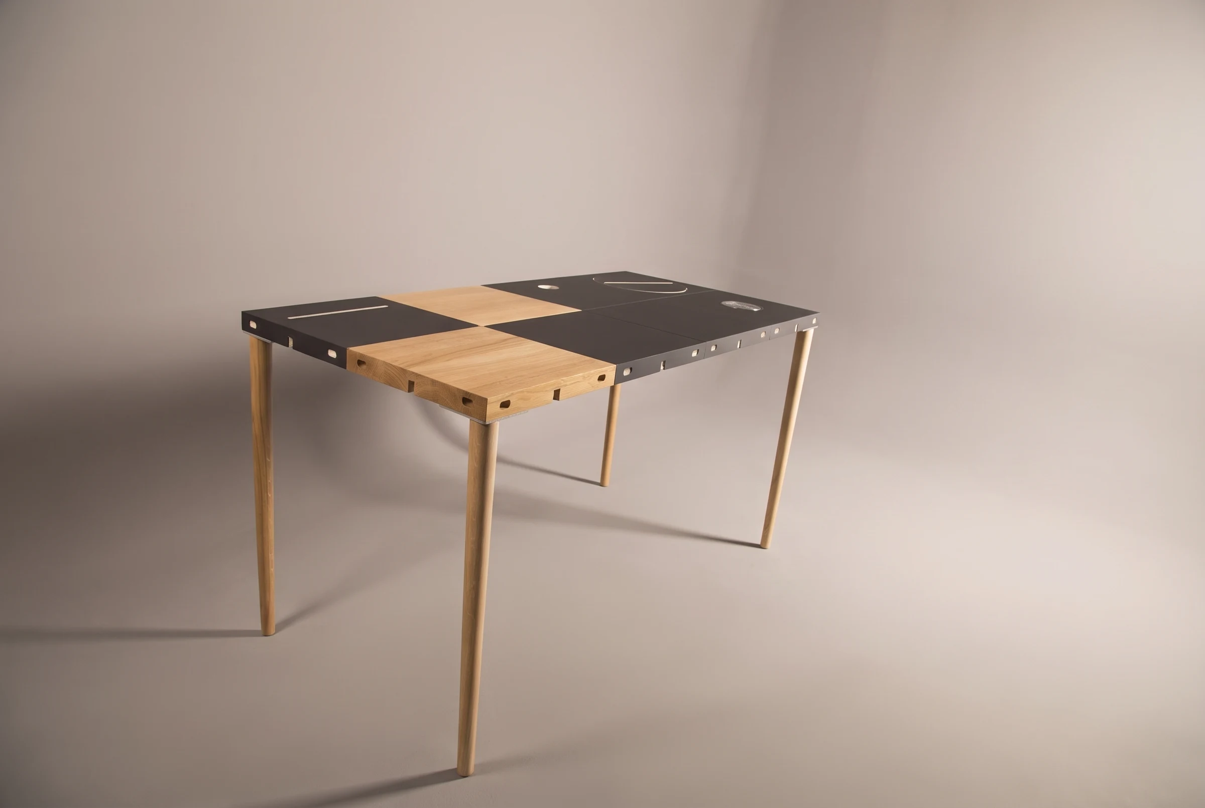 Modular od crnih i hrastovih modula, na četiri hrastove noge, u studijskom prikazu
